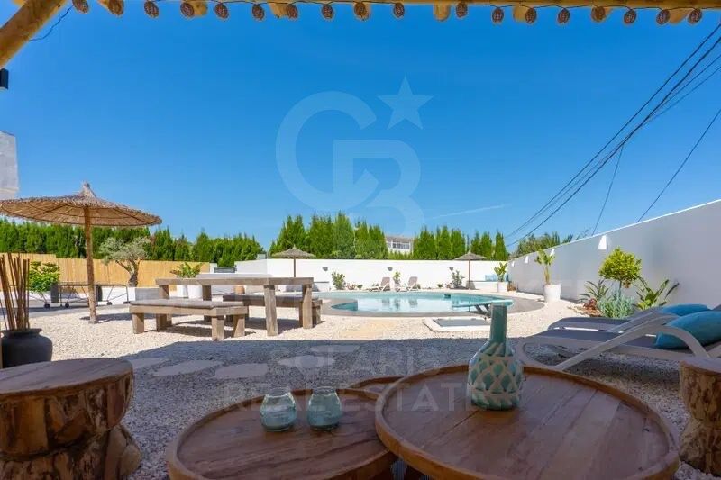 Villa mit sechs Schlafzimmern, vier Bädern, Ibiza-Stil