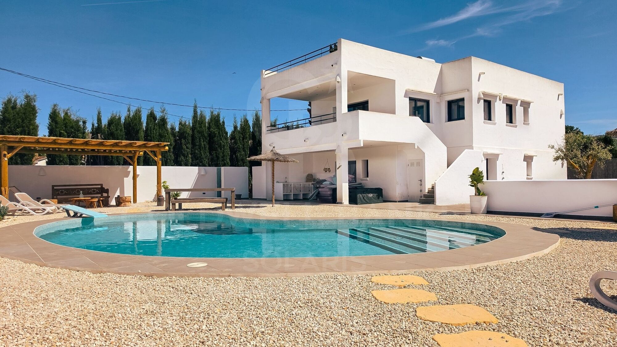 Villa mit sechs Schlafzimmern, vier Bädern, Ibiza-Stil
