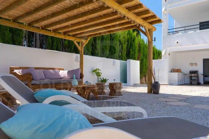 Villa mit sechs Schlafzimmern, vier Bädern, Ibiza-Stil