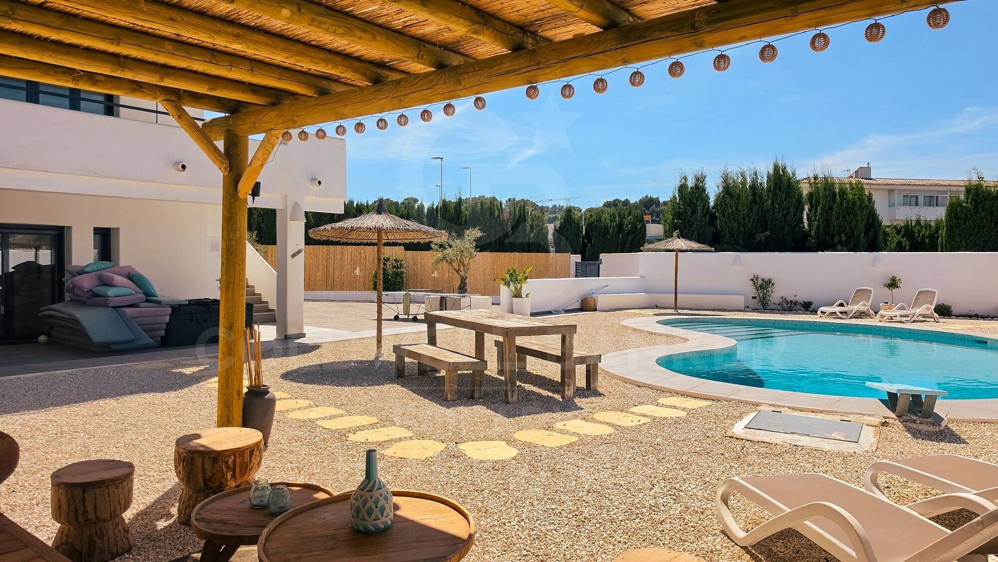 Villa mit sechs Schlafzimmern, vier Bädern, Ibiza-Stil