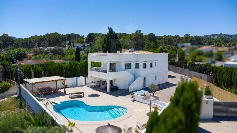 Villa mit sechs Schlafzimmern, vier Bädern, Ibiza-Stil