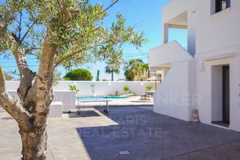 Villa mit sechs Schlafzimmern, vier Bädern, Ibiza-Stil