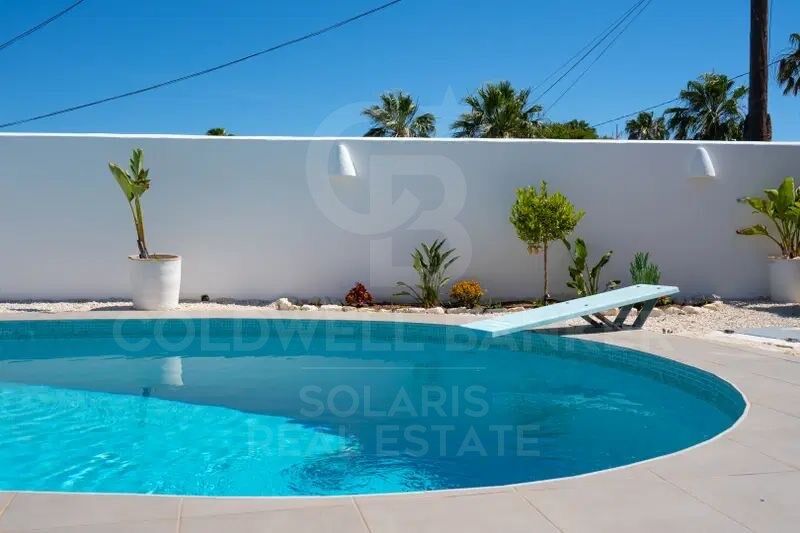 Villa mit sechs Schlafzimmern, vier Bädern, Ibiza-Stil