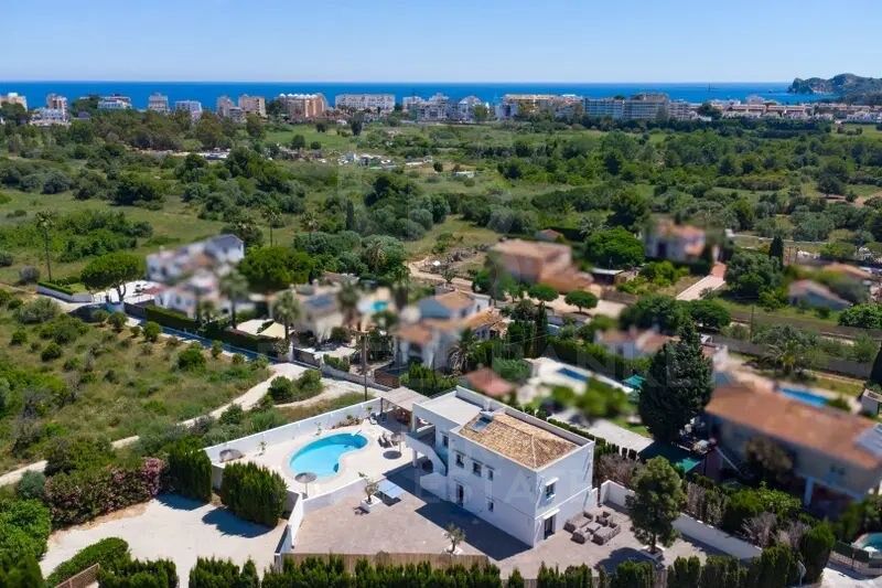 Villa mit sechs Schlafzimmern, vier Bädern, Ibiza-Stil