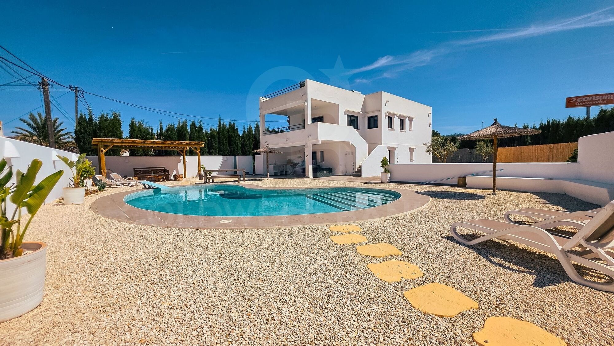 Villa six chambres, quatre salles de bains, style Ibiza