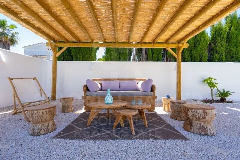Villa six chambres, quatre salles de bains, style Ibiza
