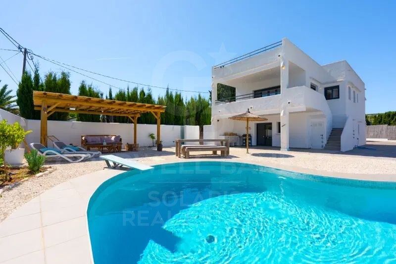 Villa six chambres, quatre salles de bains, style Ibiza