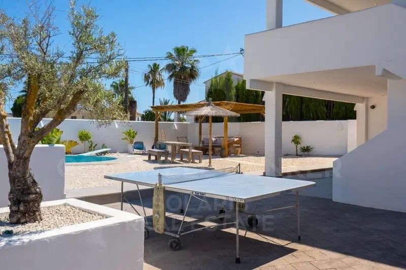 Villa six chambres, quatre salles de bains, style Ibiza