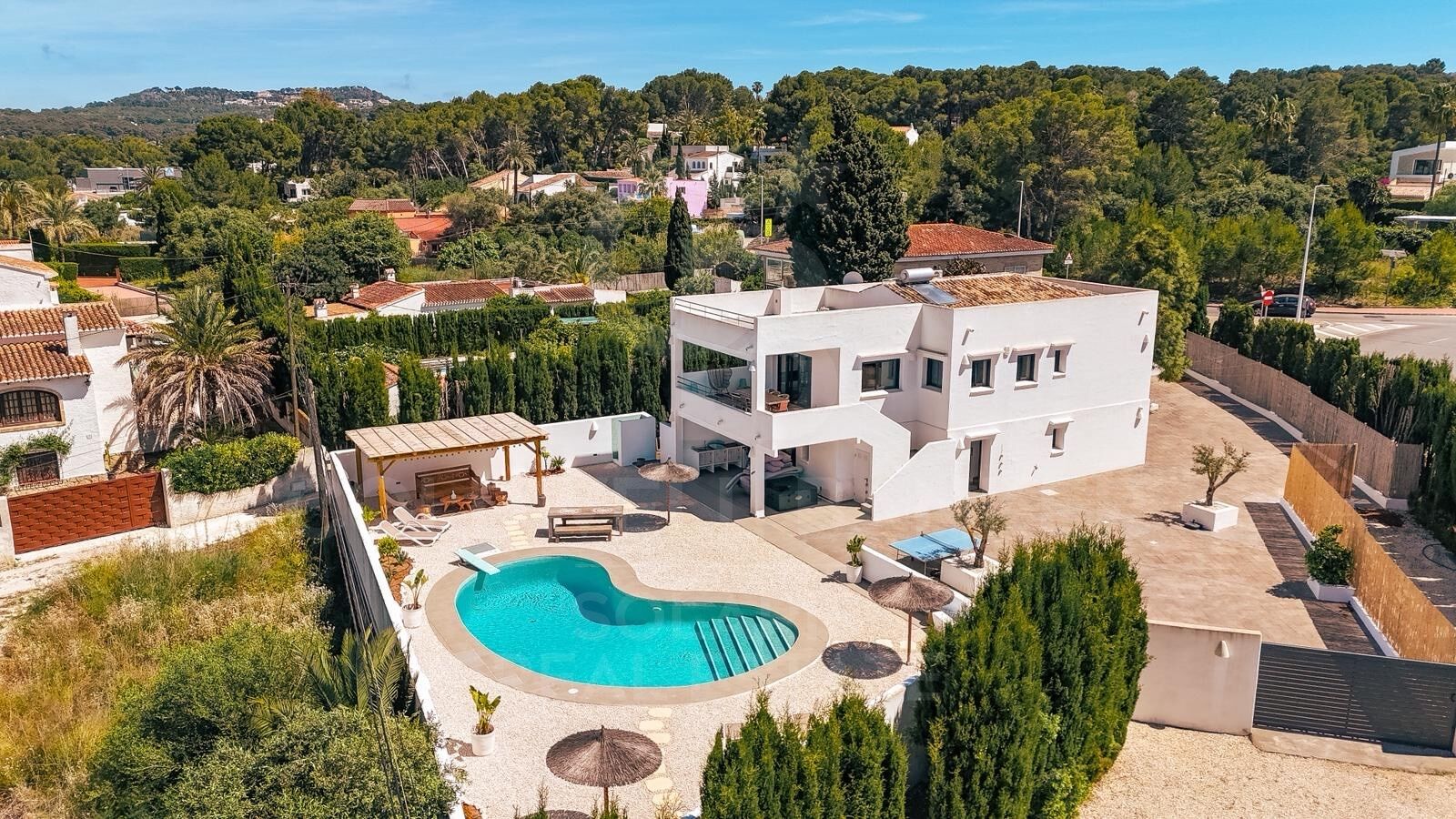 Villa six chambres, quatre salles de bains, style Ibiza