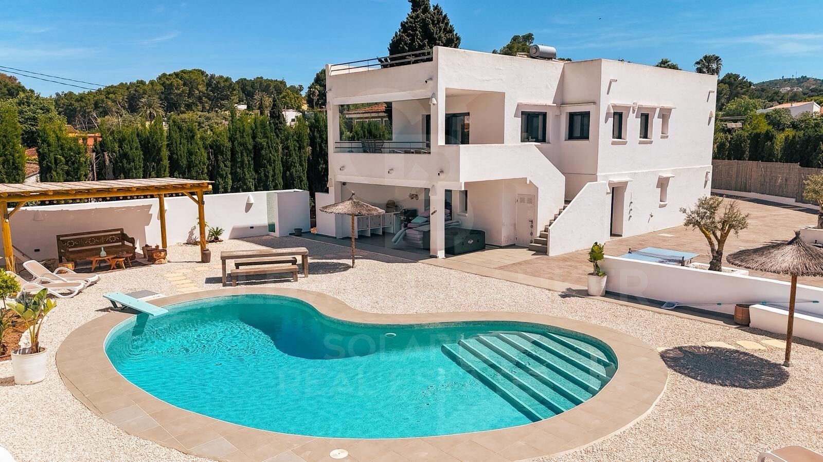 Villa mit sechs Schlafzimmern, vier Bädern, Ibiza-Stil