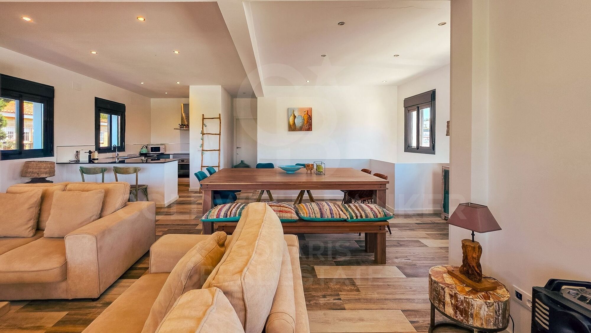 Villa six chambres, quatre salles de bains, style Ibiza