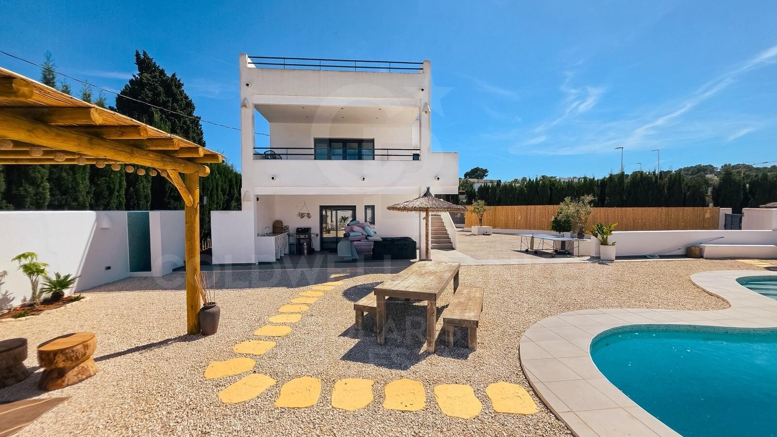 Villa mit sechs Schlafzimmern, vier Bädern, Ibiza-Stil