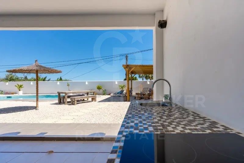Villa mit sechs Schlafzimmern, vier Bädern, Ibiza-Stil