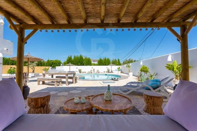 Villa mediterránea moderna con piscina privada en Jávea.