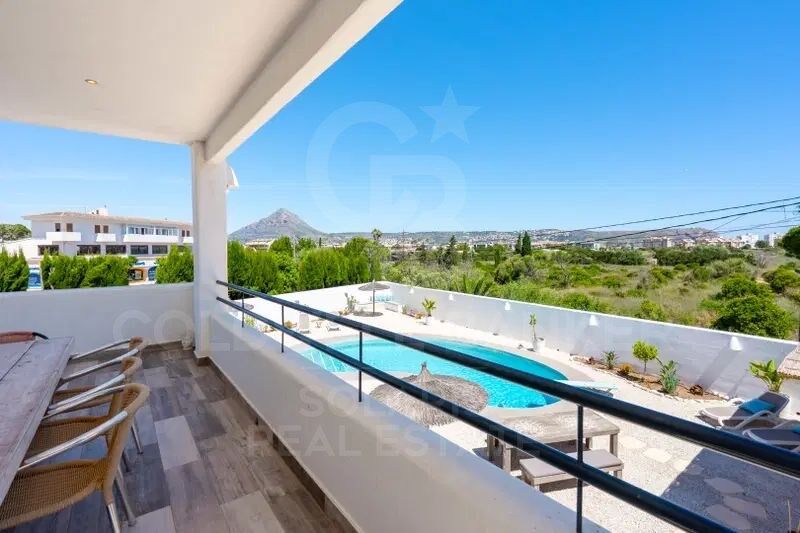 Villa mediterránea moderna con piscina privada en Jávea.