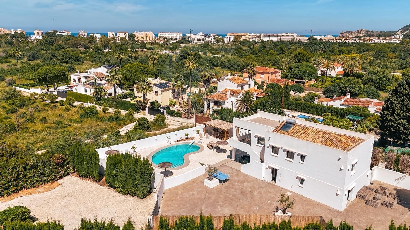 Villa mediterránea moderna con piscina privada en Jávea.