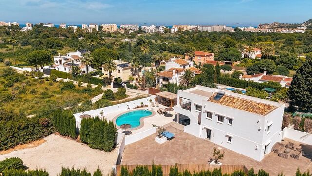 Villa mediterránea moderna con piscina privada en Jávea.