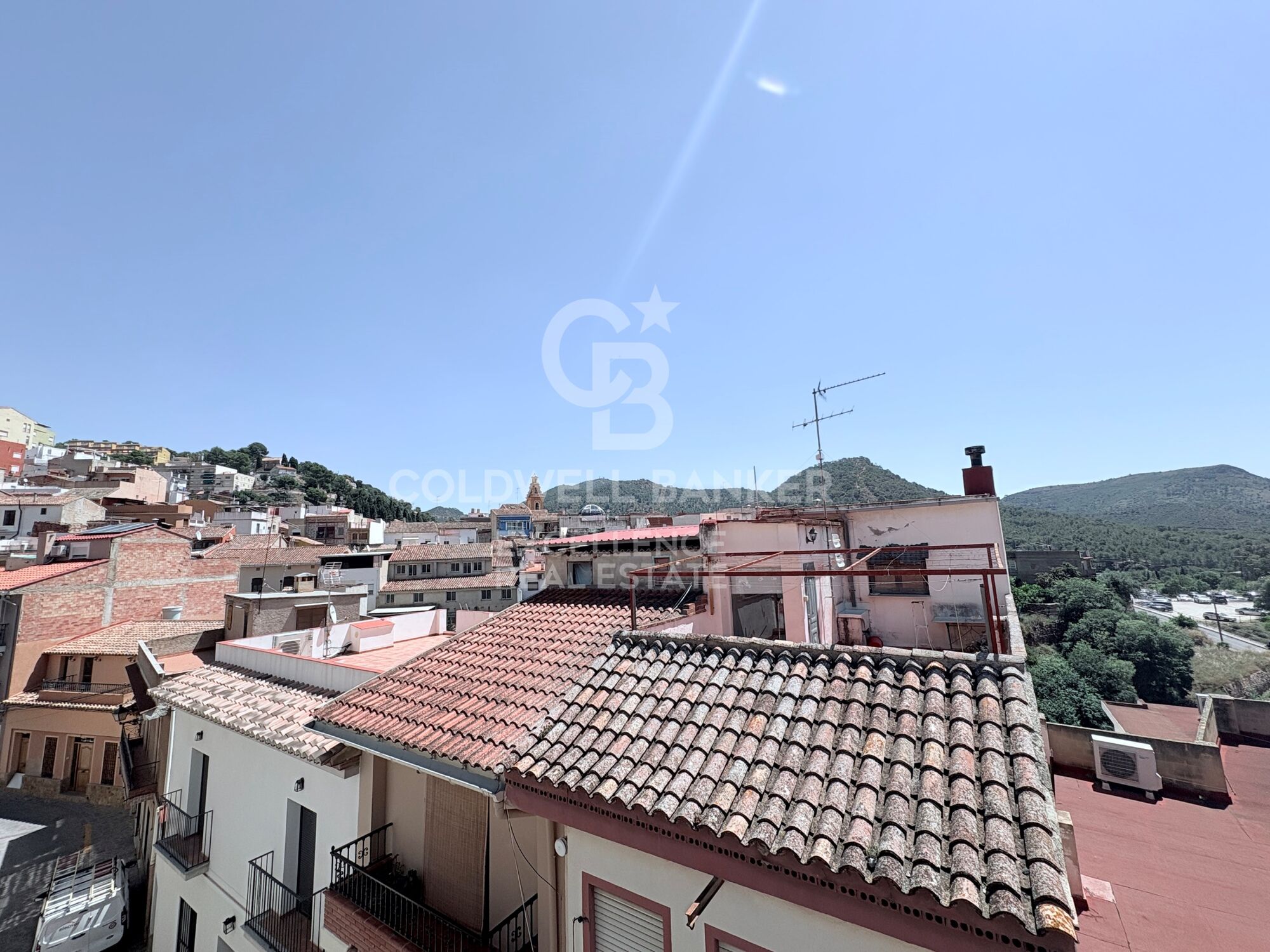 Maison avec deux maisons indépendantes et garage à Serra