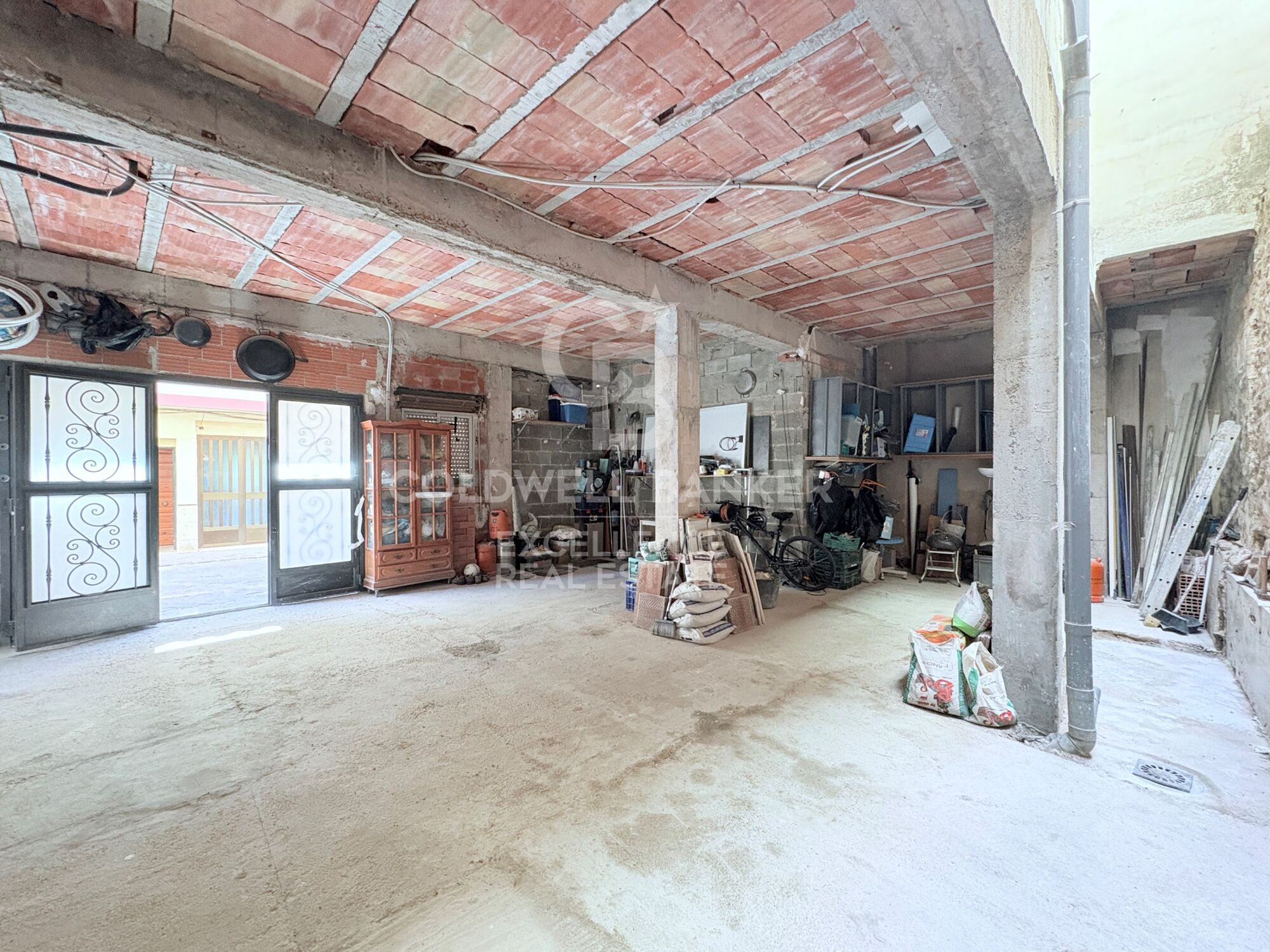 Maison avec deux maisons indépendantes et garage à Serra