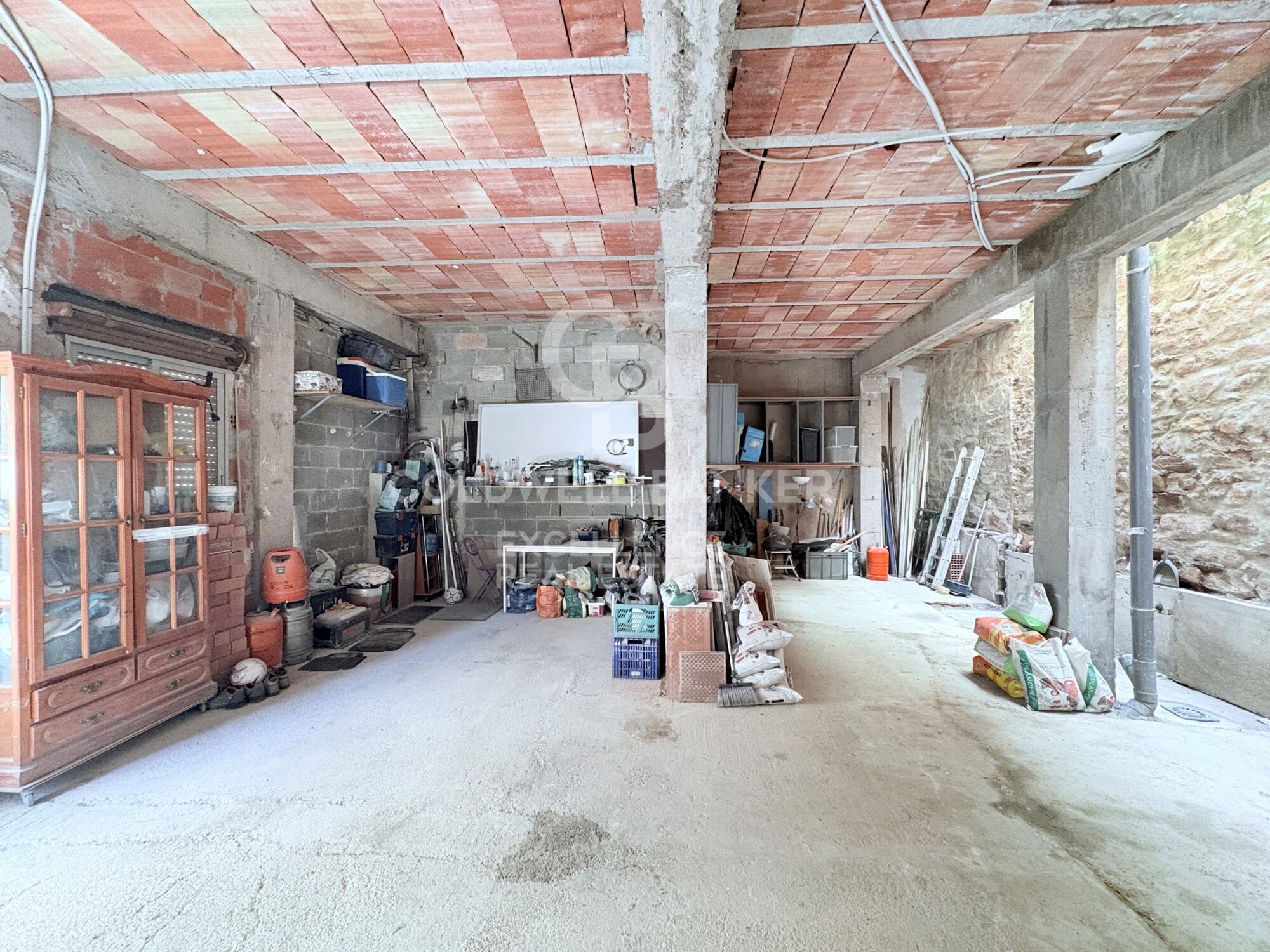 Maison avec deux maisons indépendantes et garage à Serra