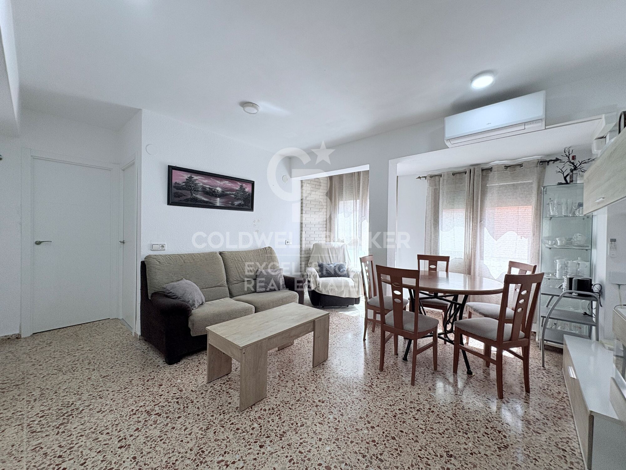 Casa con dos viviendas independientes y garaje en Serra.