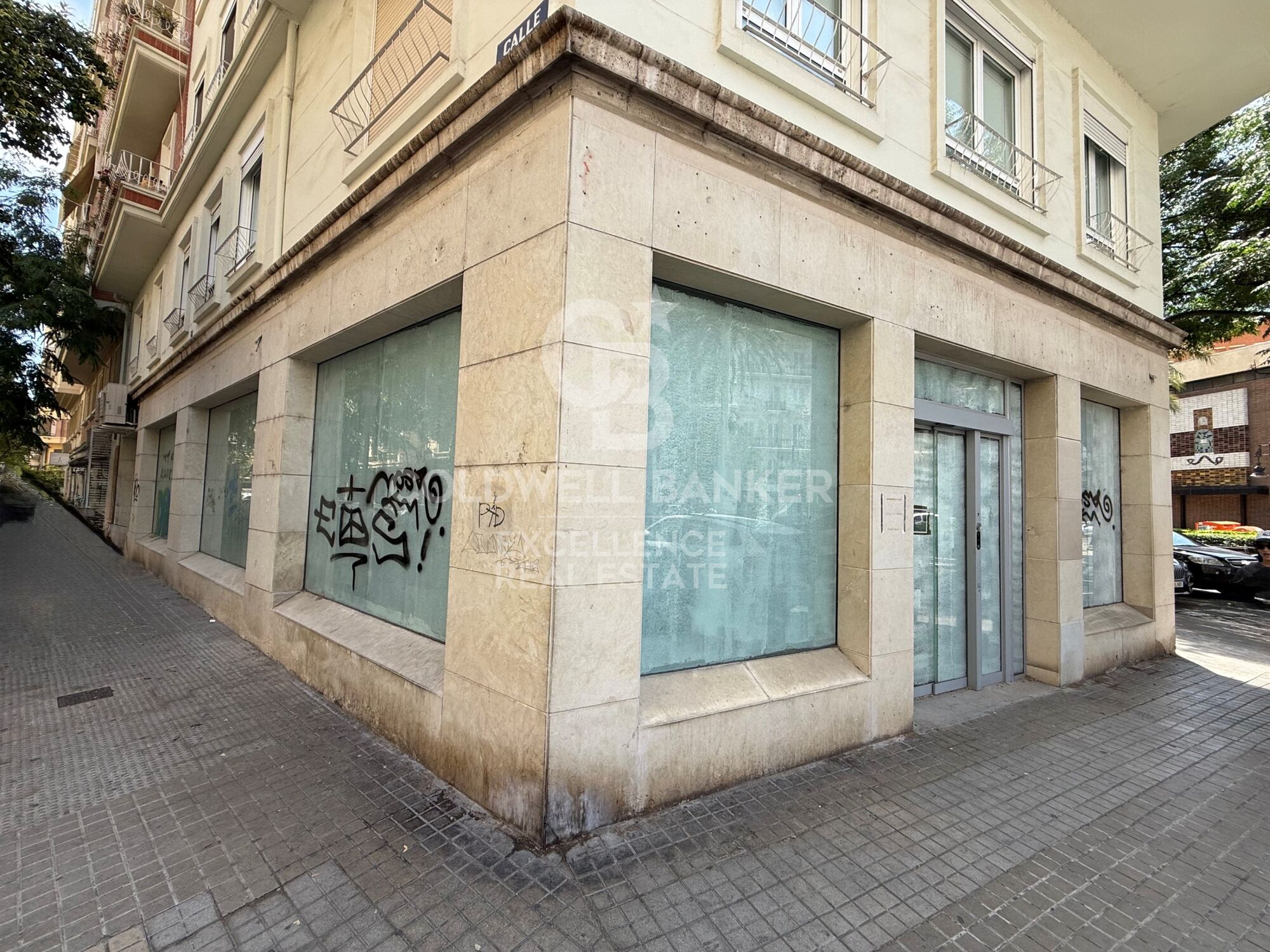 Commercial premises on a chamfer with a large façade and maximum visibility on Av. Reino de Valencia