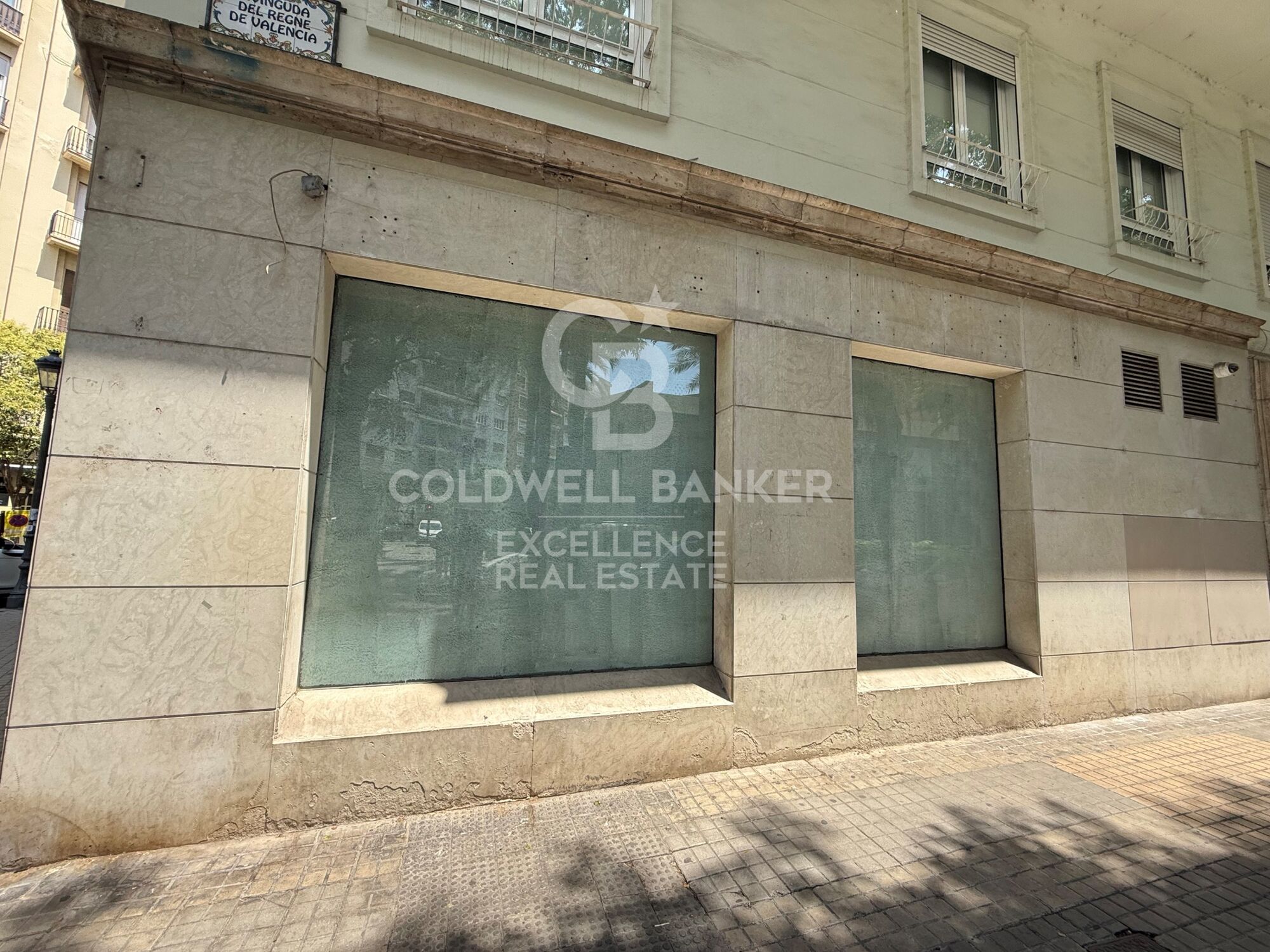 Commercial premises on a chamfer with a large façade and maximum visibility on Av. Reino de Valencia