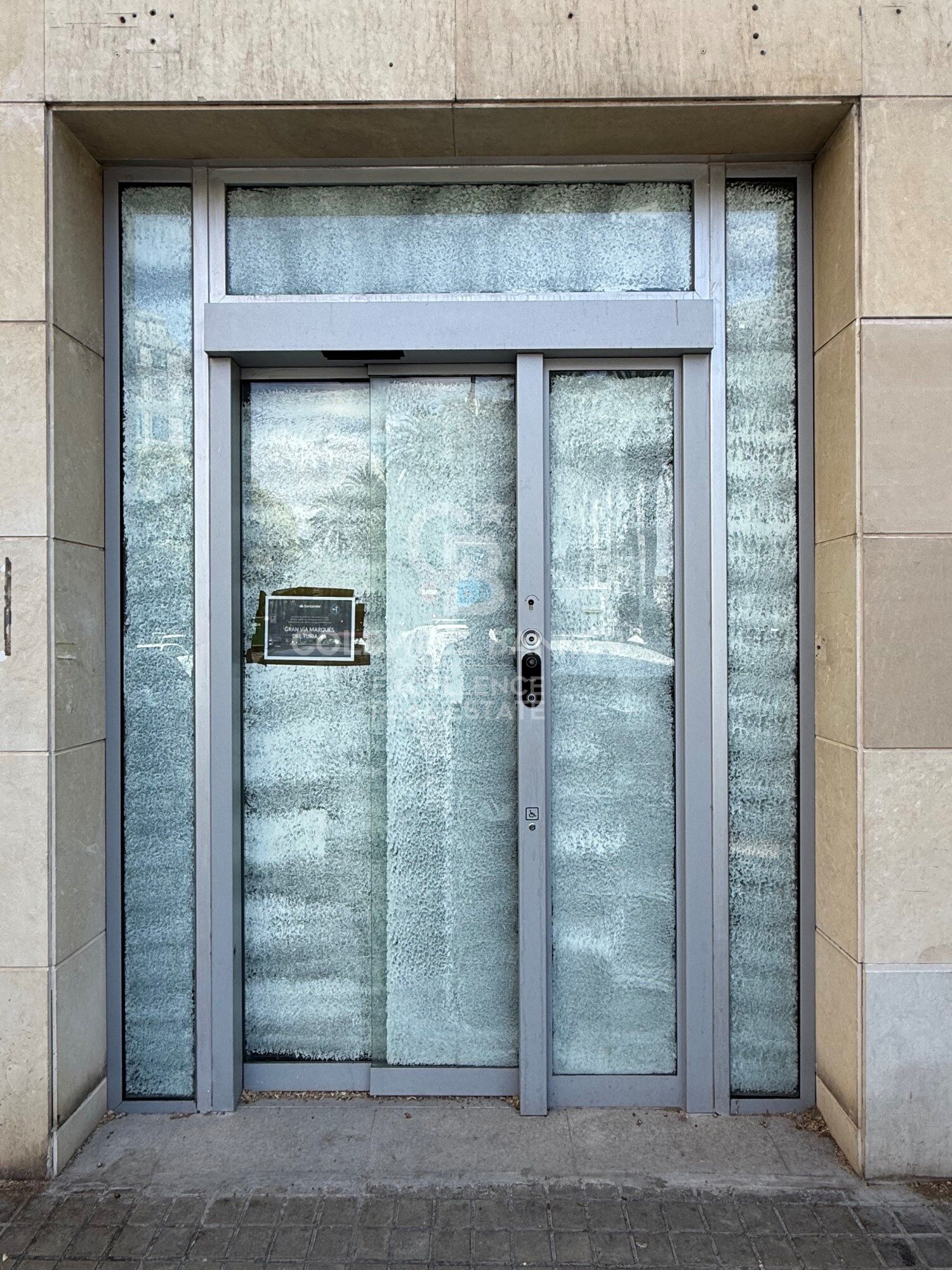 Commercial premises on a chamfer with a large façade and maximum visibility on Av. Reino de Valencia