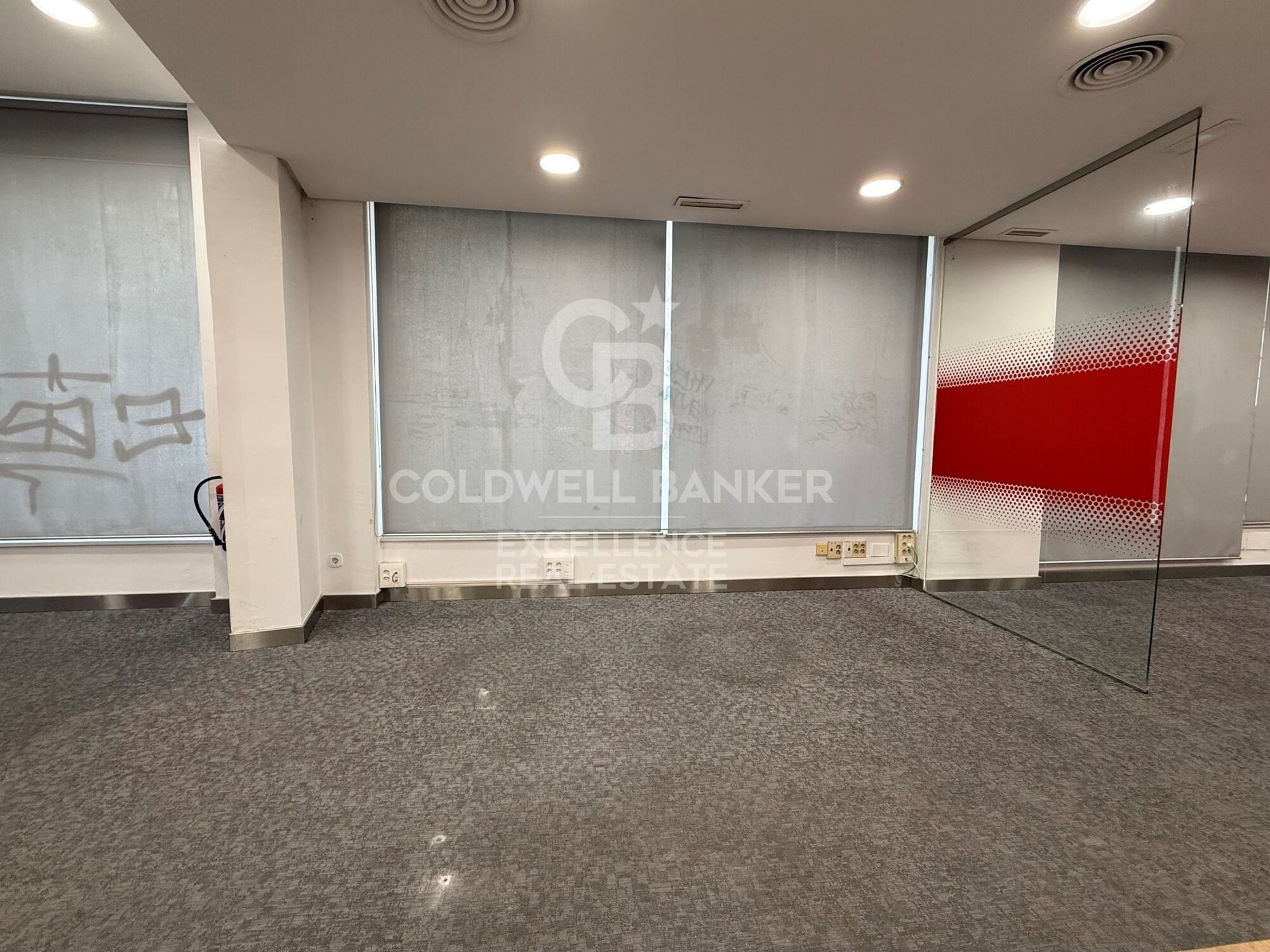 Commercial premises on a chamfer with a large façade and maximum visibility on Av. Reino de Valencia