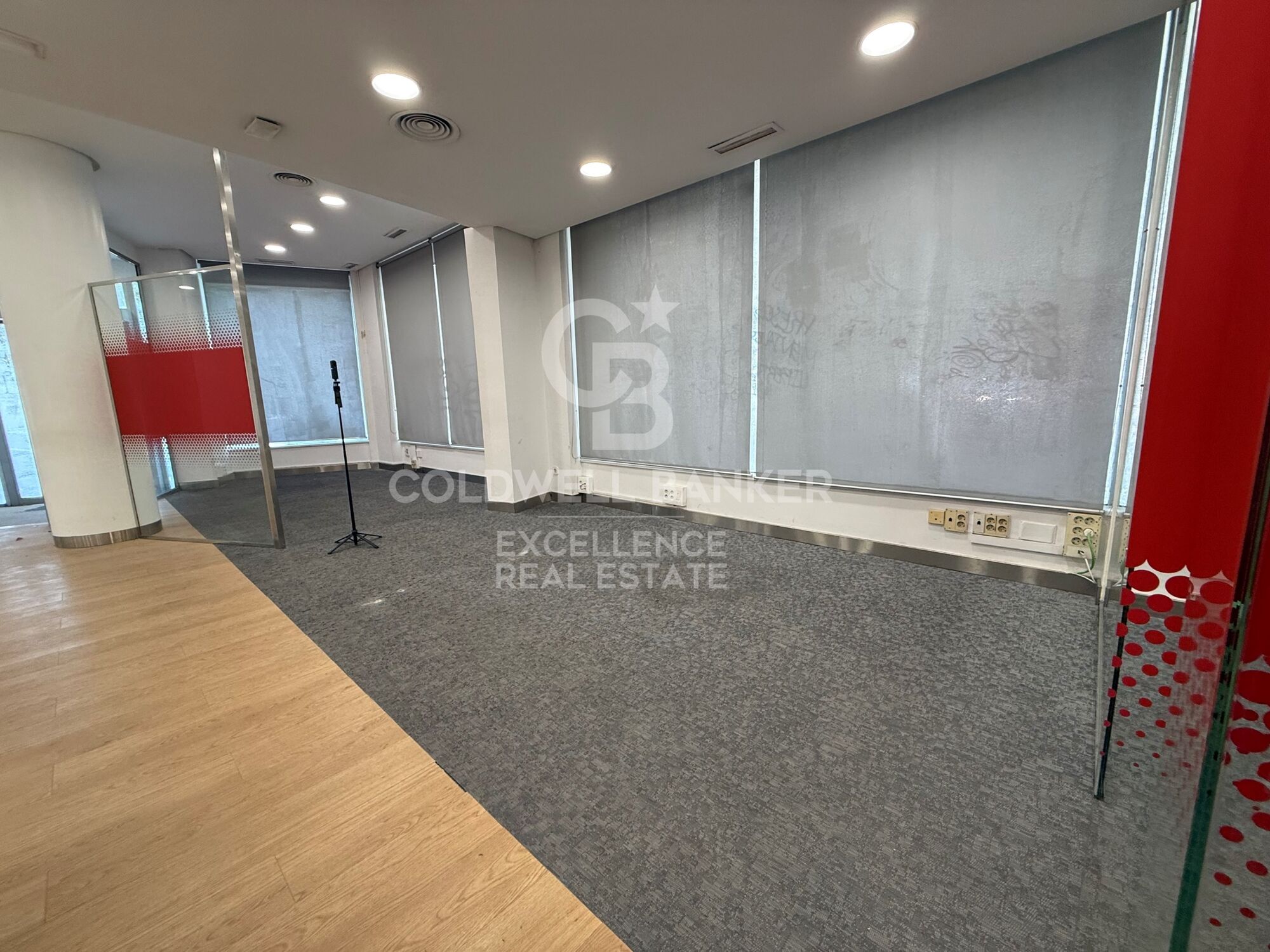 Commercial premises on a chamfer with a large façade and maximum visibility on Av. Reino de Valencia
