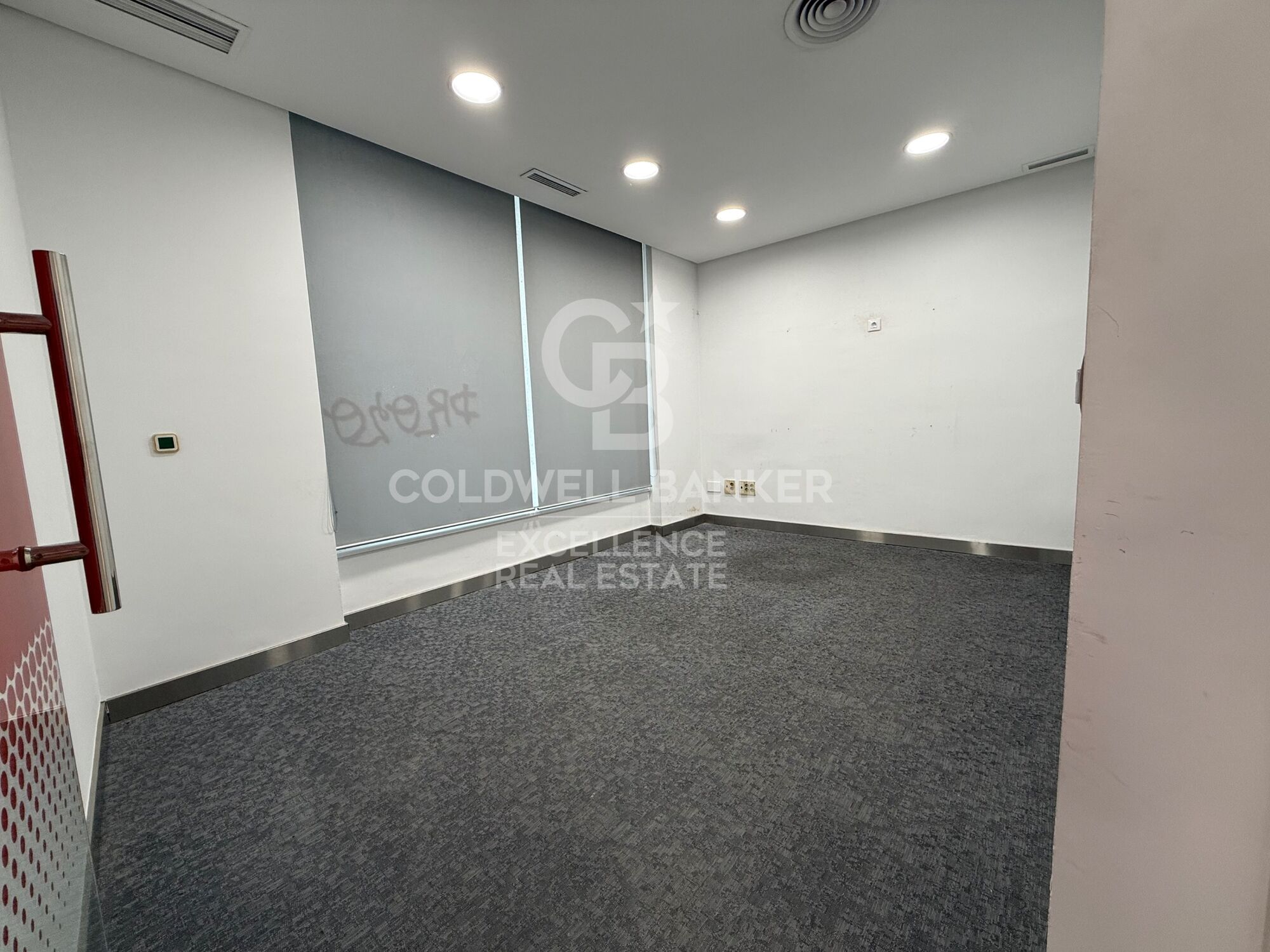 Commercial premises on a chamfer with a large façade and maximum visibility on Av. Reino de Valencia