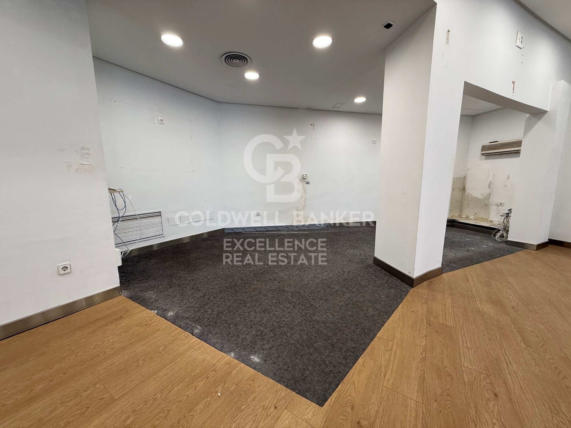 Commercial premises on a chamfer with a large façade and maximum visibility on Av. Reino de Valencia