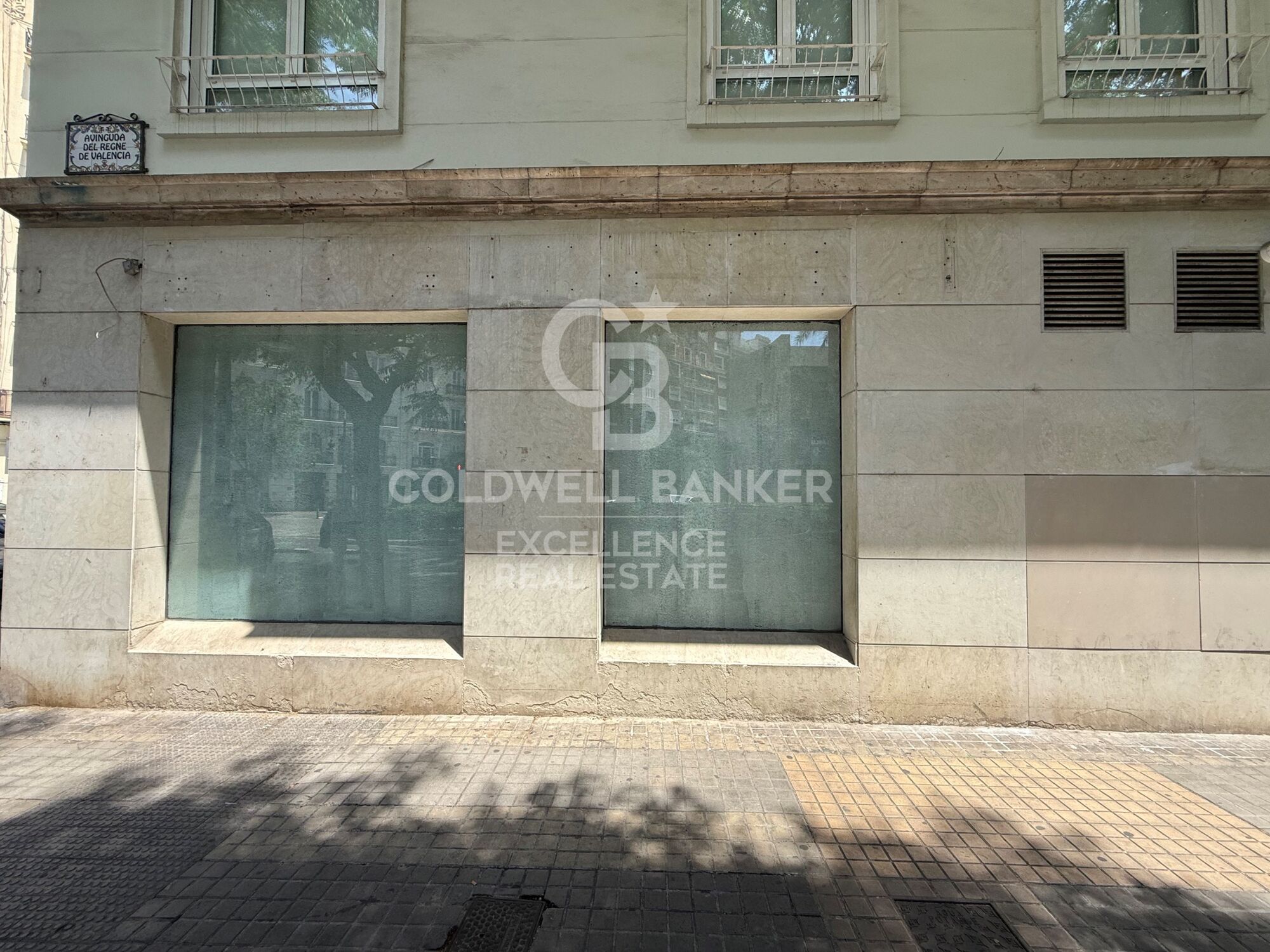 Local comercial en chaflán con gran fachada y máxima visibilidad en Av. Reino de Valencia.