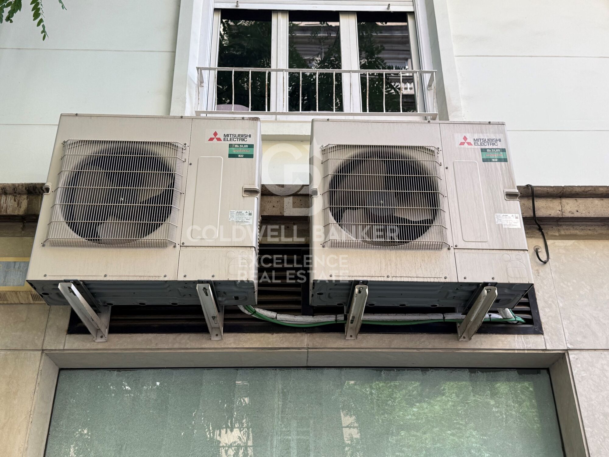Local comercial en chaflán con gran fachada y máxima visibilidad en Av. Reino de Valencia.