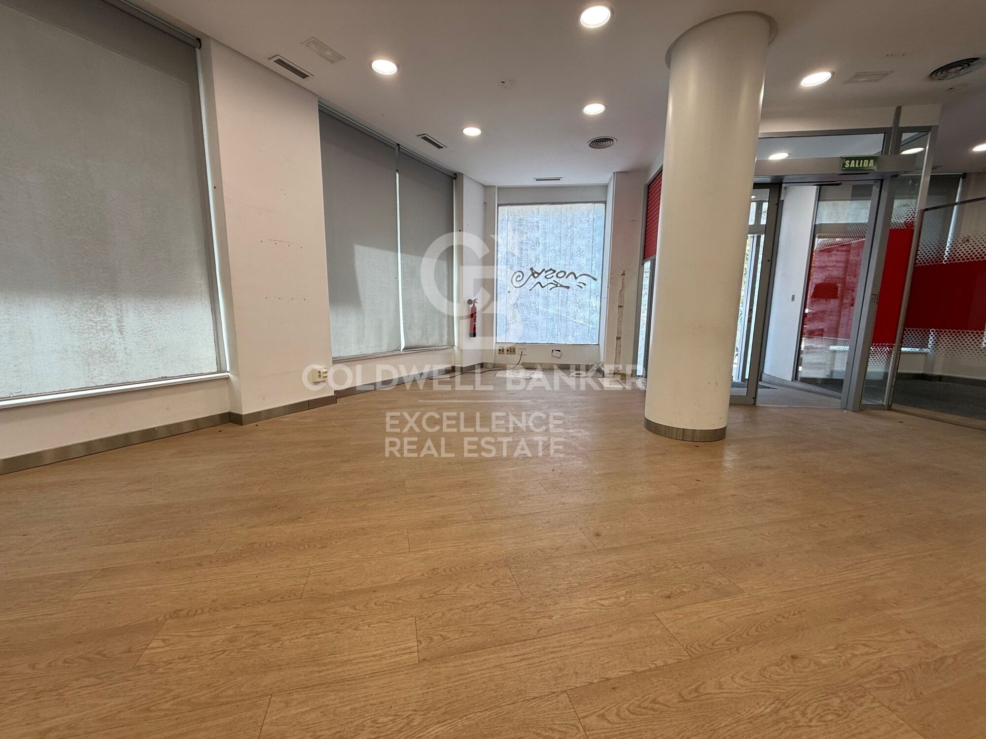 Local comercial en chaflán con gran fachada y máxima visibilidad en Av. Reino de Valencia.