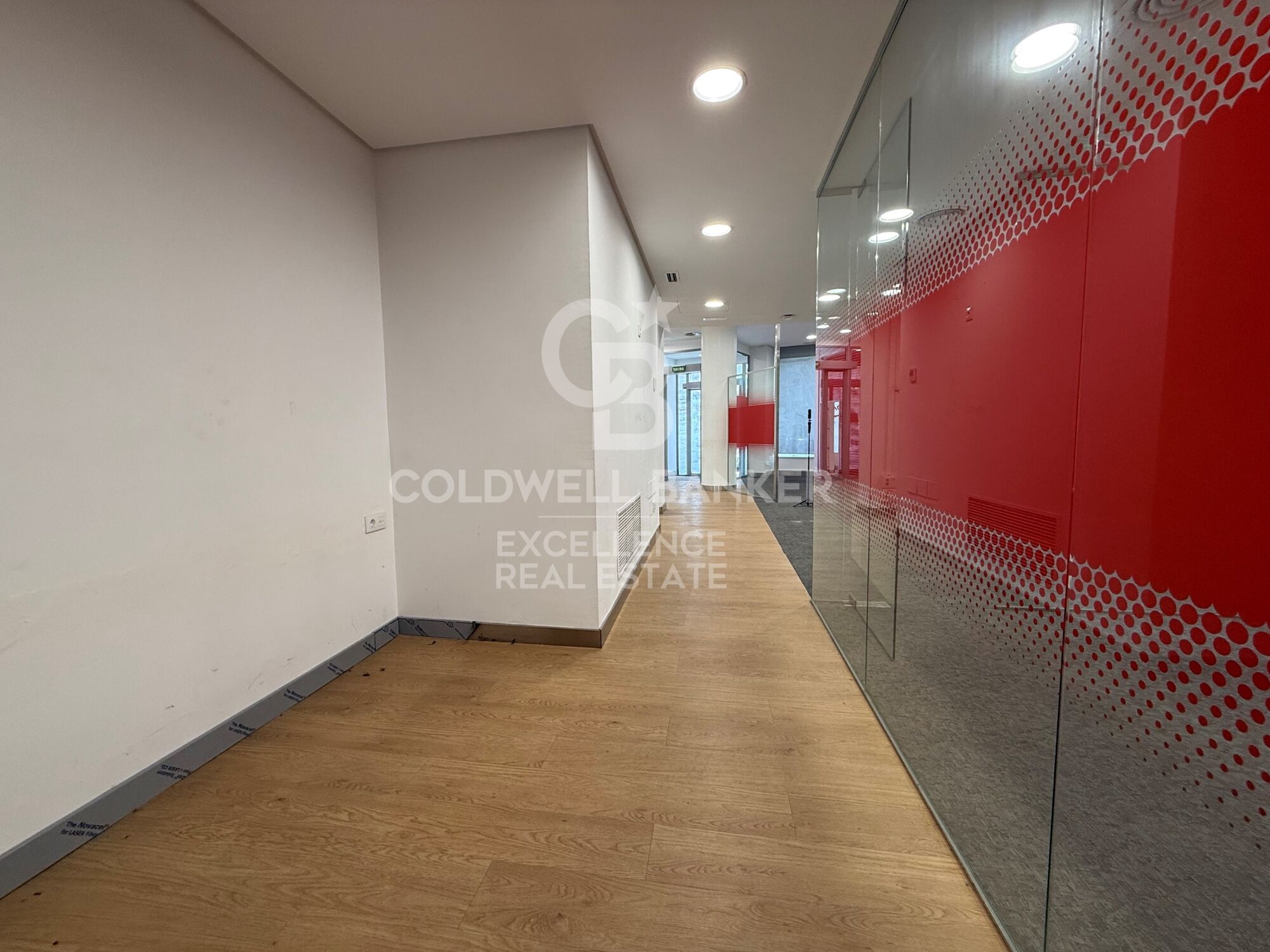 Local comercial en chaflán con gran fachada y máxima visibilidad en Av. Reino de Valencia.