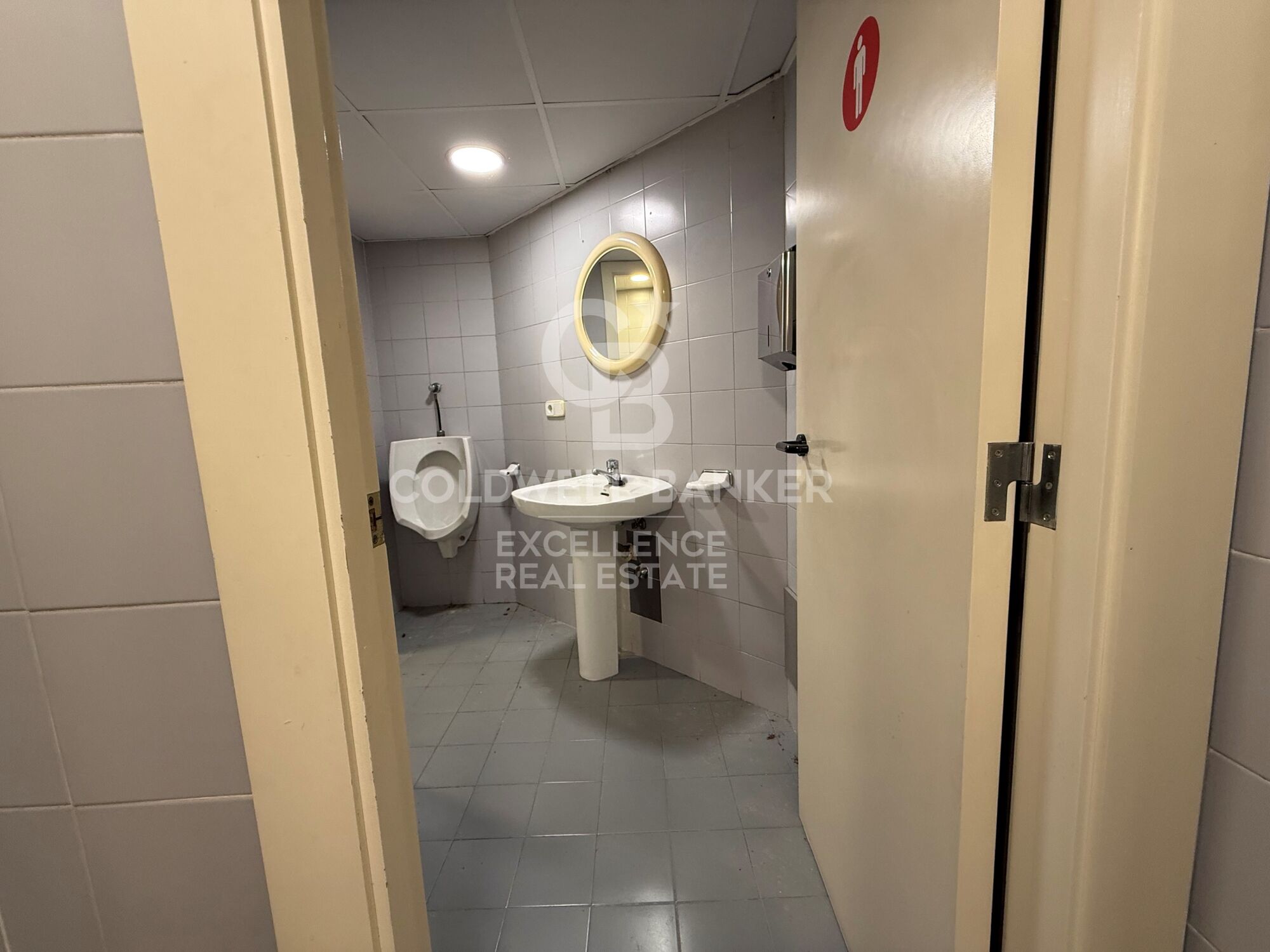 Local comercial en chaflán con gran fachada y máxima visibilidad en Av. Reino de Valencia.
