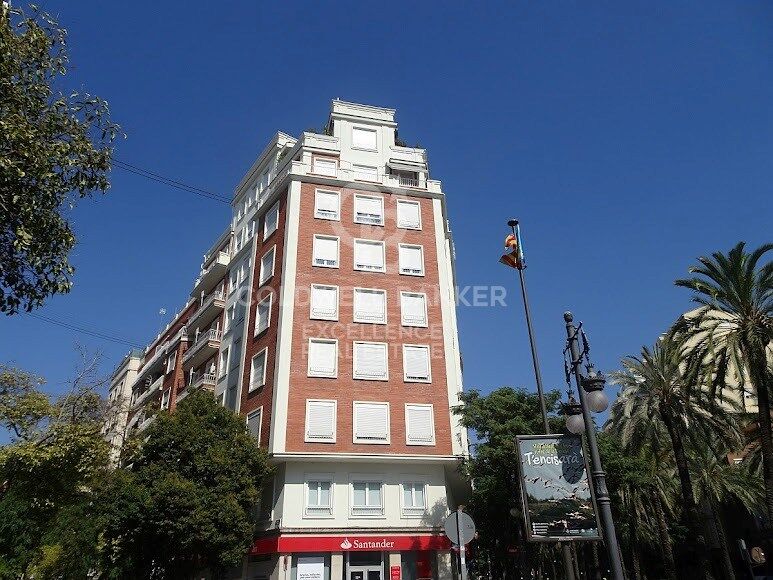Local comercial en chaflán con gran fachada y máxima visibilidad en Av. Reino de Valencia.