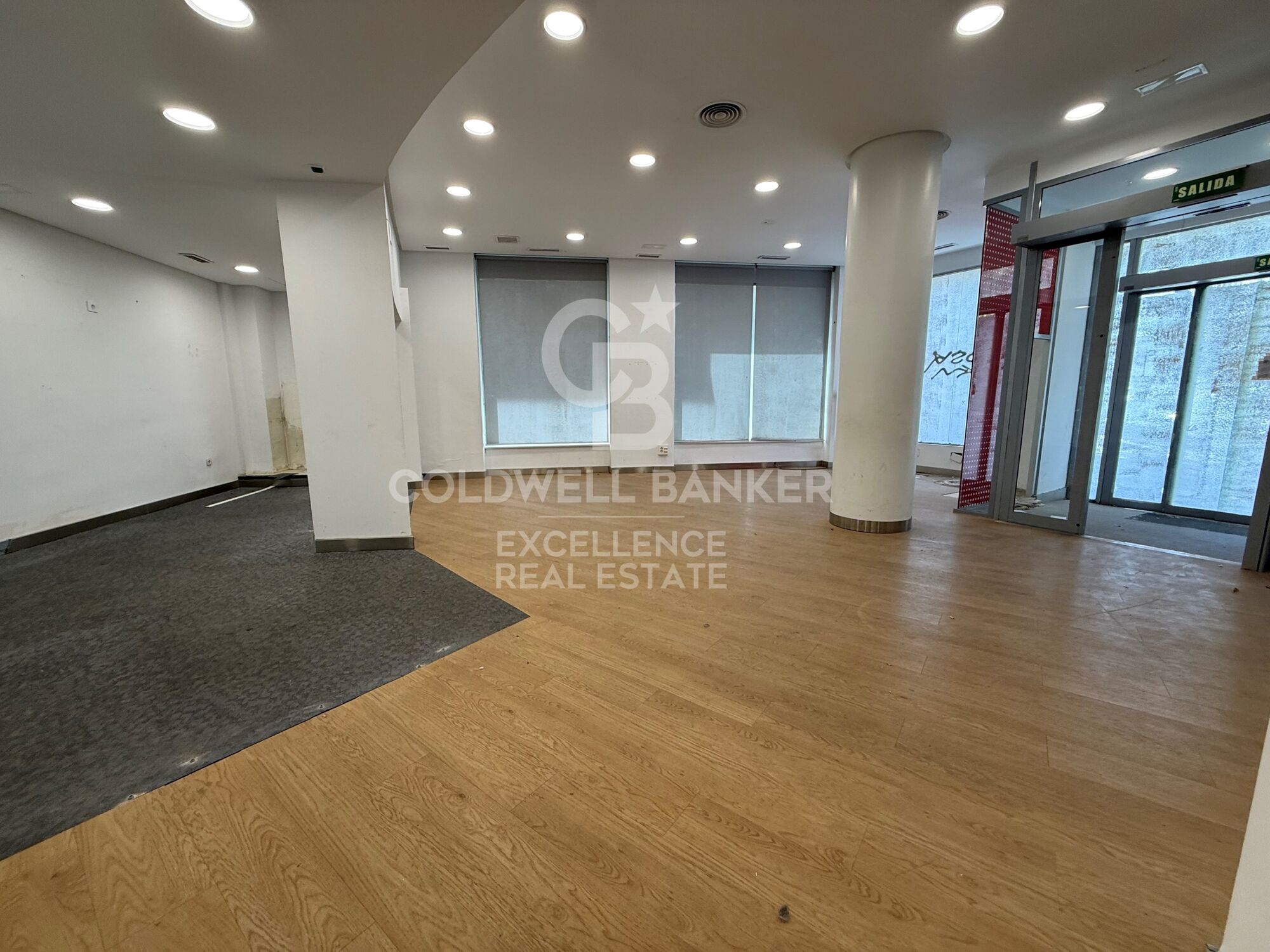 Local comercial en chaflán con gran fachada y máxima visibilidad en Av. Reino de Valencia.