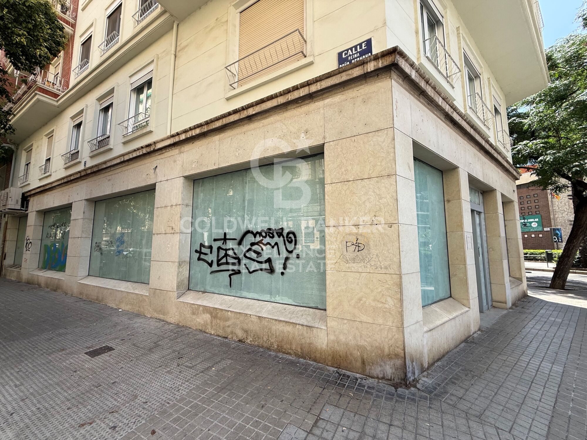 Local comercial en chaflán con gran fachada y máxima visibilidad en Av. Reino de Valencia.