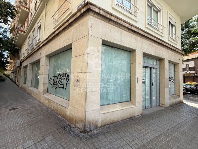 Local comercial en chaflán con gran fachada y máxima visibilidad en Av. Reino de Valencia.
