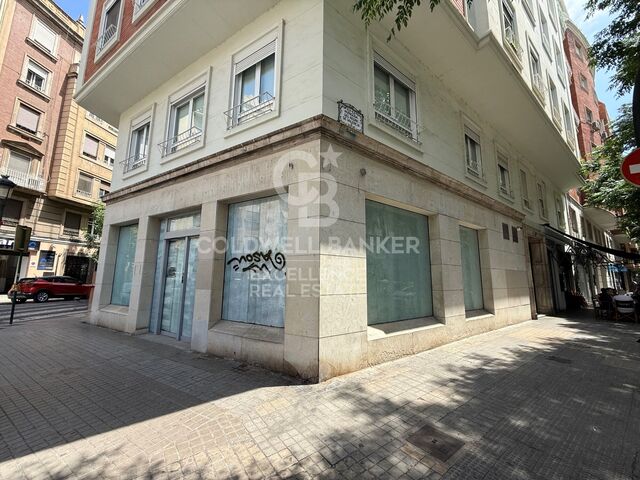 Local comercial en chaflán con gran fachada y máxima visibilidad en Av. Reino de Valencia.