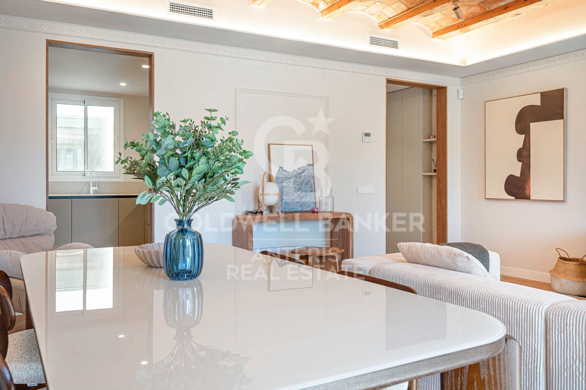Upper-floor apartment for sale on Balmes Street