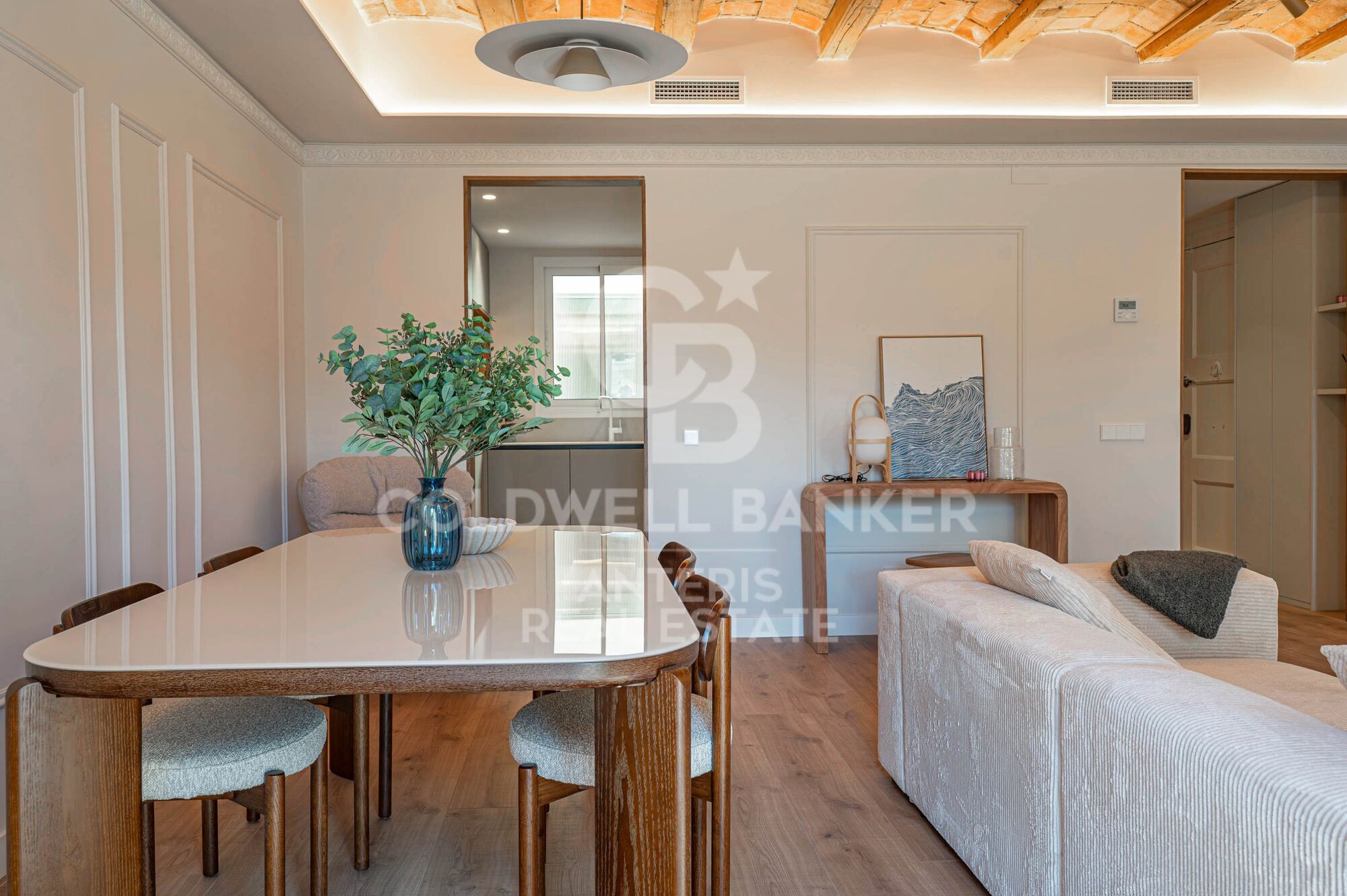 Upper-floor apartment for sale on Balmes Street