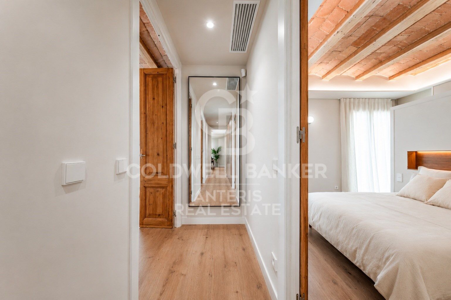 Upper-floor apartment for sale on Balmes Street