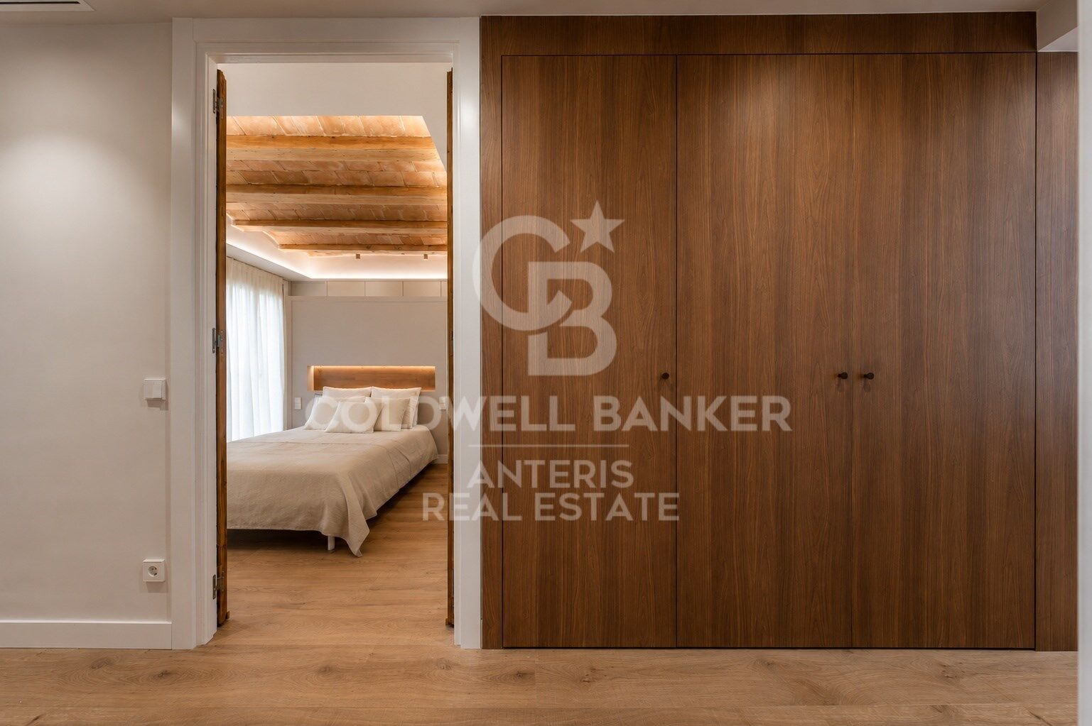 Upper-floor apartment for sale on Balmes Street
