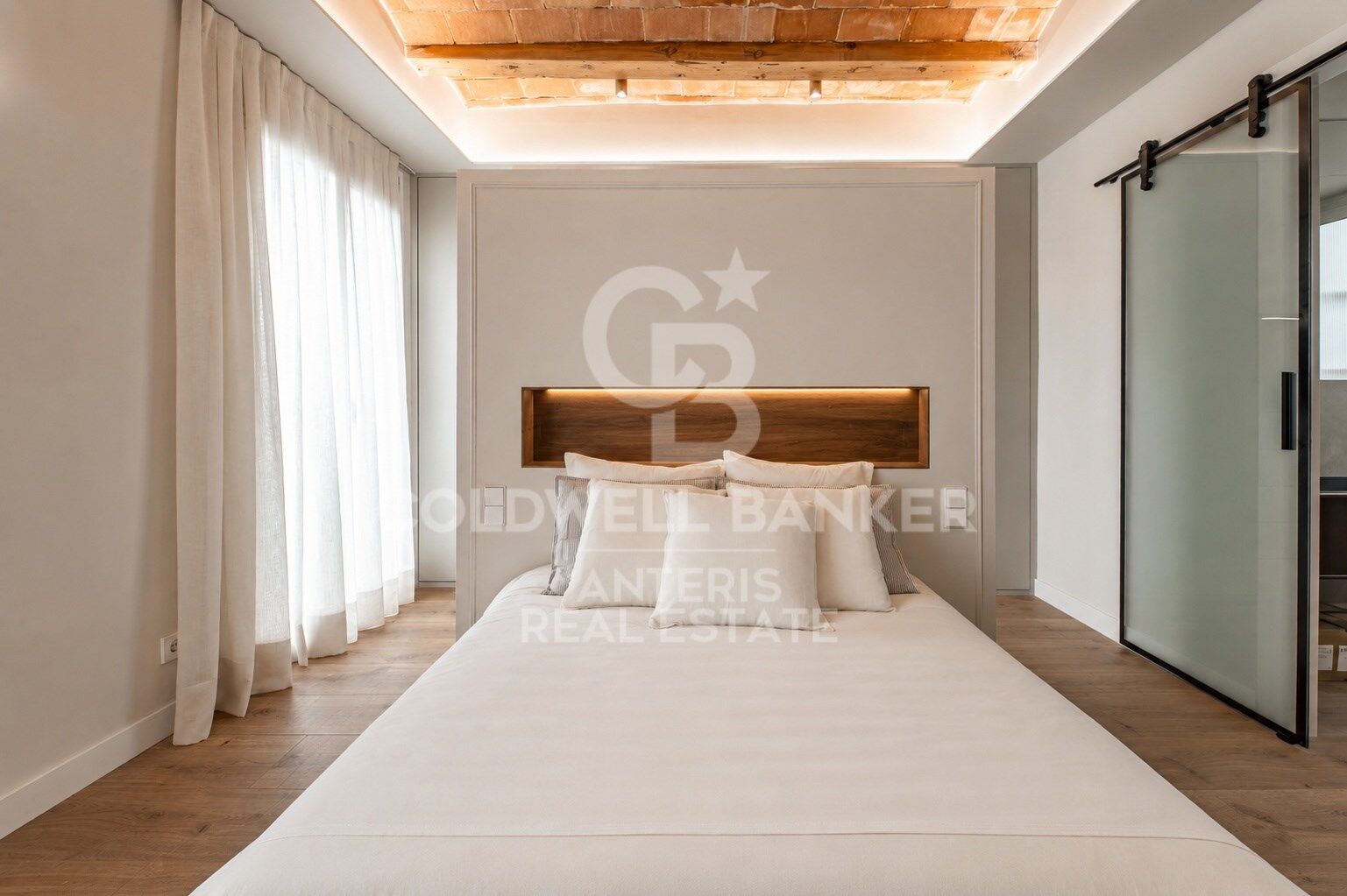 Upper-floor apartment for sale on Balmes Street