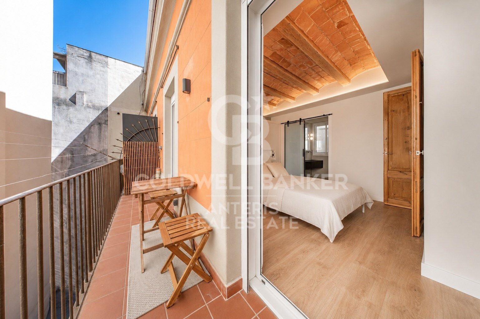 Upper-floor apartment for sale on Balmes Street