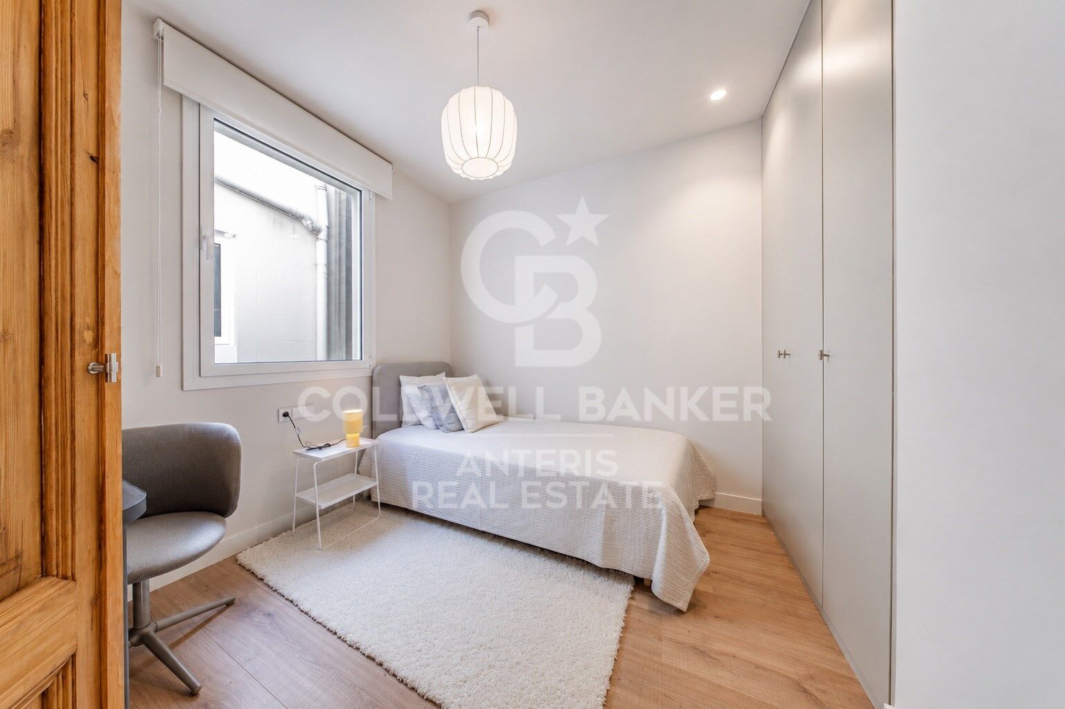Upper-floor apartment for sale on Balmes Street
