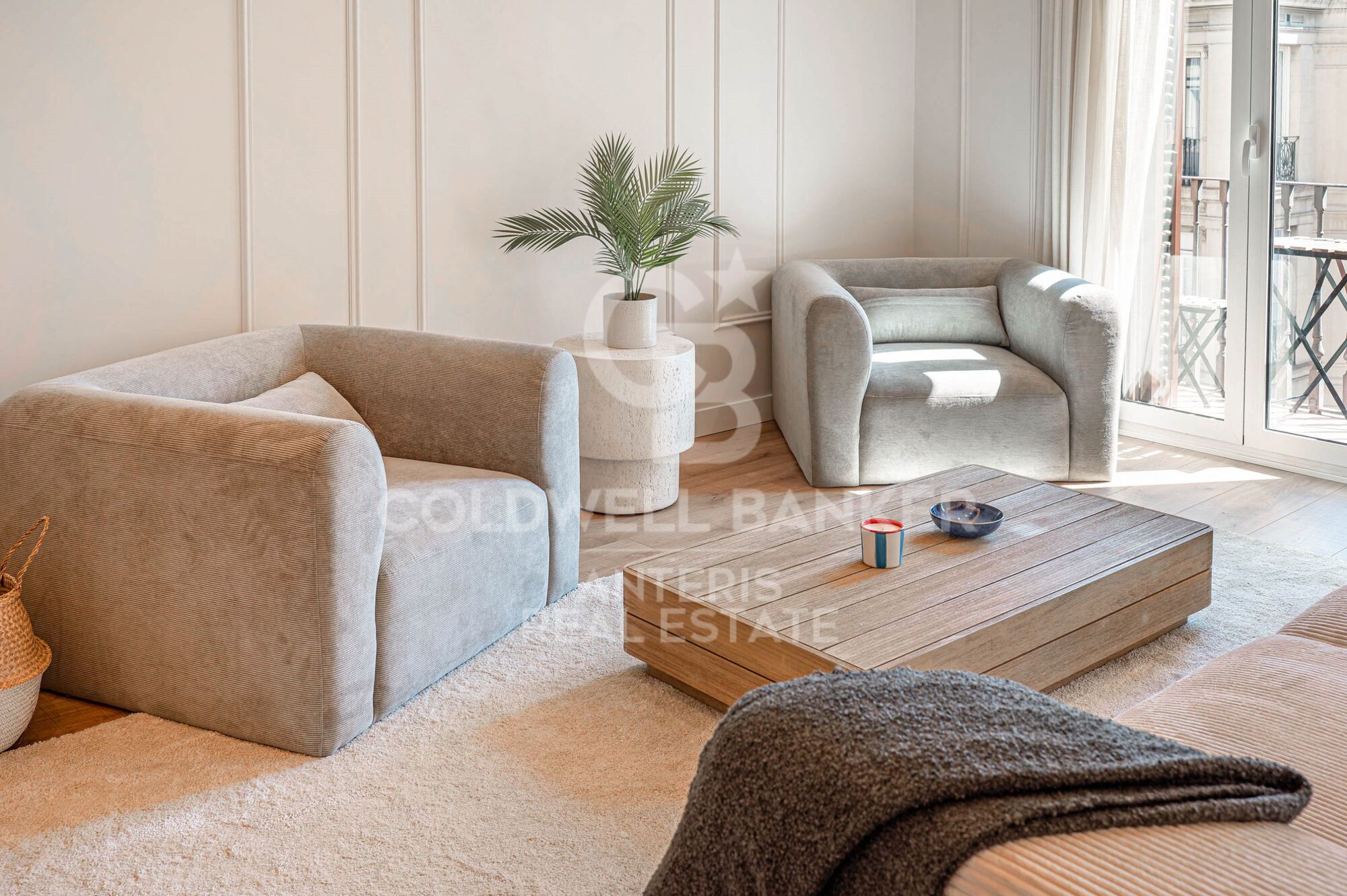 Upper-floor apartment for sale on Balmes Street